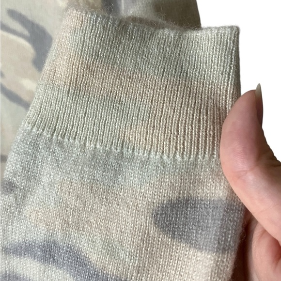 NEW Charter Club Luxury Cashmere Sweater Camo Print V-Neck Soft Pull Over L - Picture 2 of 6